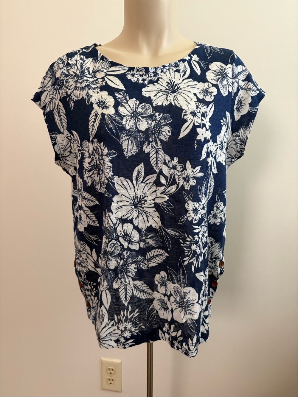 C&C California Navy Blue Floral Linen Cap-Sleeve Top Size Medium